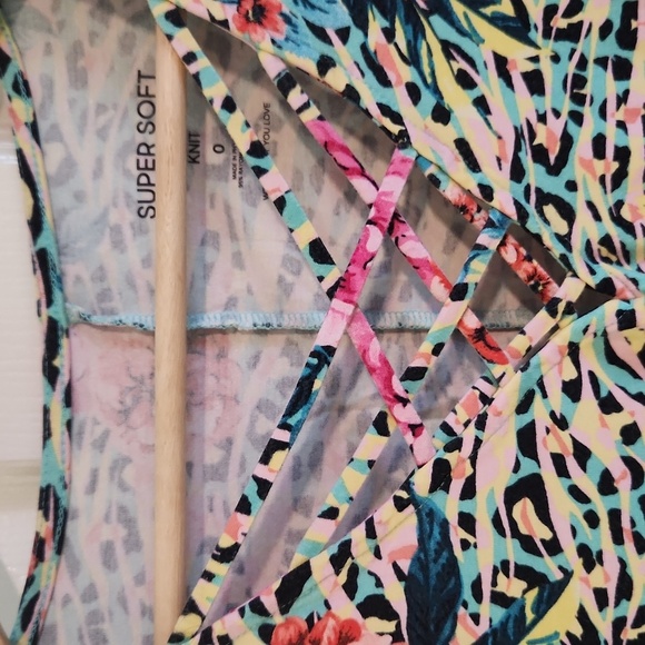 Torrid Super Soft Knit Tee Shirt Floral Animal Print Size 0 - Picture 5 of 9